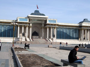 広場でのウォーキング―モンゴルにて 広場でのウォーキング―モンゴルにて